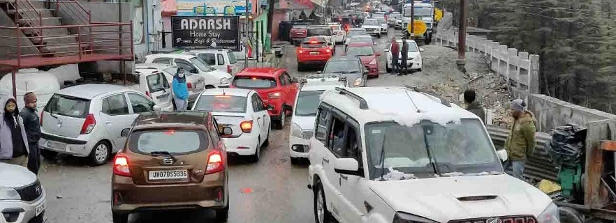 mussoorie-nainital-witness-heavy-tourist-rush-over-long-weekend.webp
